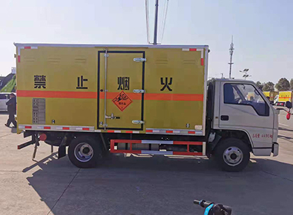 东澳镇爆破器材运输车技术升级与安全合规新趋势